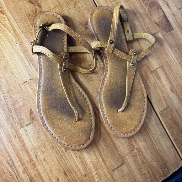 Frye Carson Yellow Leather T-Strap Studded Thong Sandals Size 8 - Picture 2 of 5